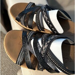 Sketchers Beverlee black & white wedge strappy sandals 8
